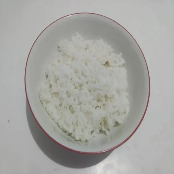 Siapkan semangkuk nasi, lalu taruh oyakodon di atas nasi. Taburi bon nori dan oyakodon siap dinikmati.
