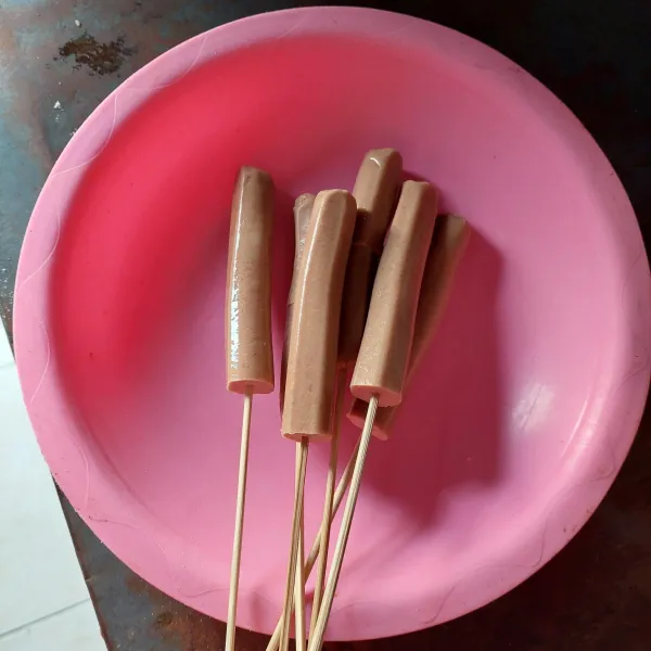 Siapkan sosis, lalu tusuk dengan tusuk sate.