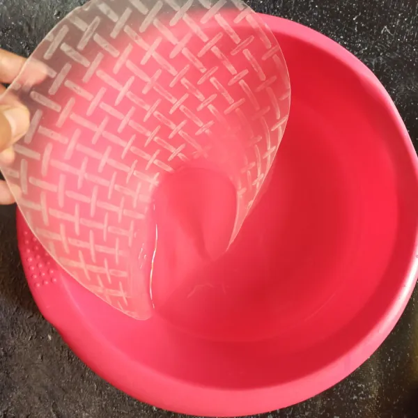 Celupkan kulit lumpia/ rice paper kedalam air hangat.
