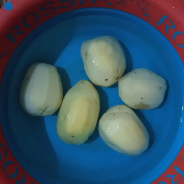 Kupas kentang kemudian rendam ke dalam air yang sudah diberi garam. 
Hal ini agar kentang tidak berubah warna menjadi gelap.