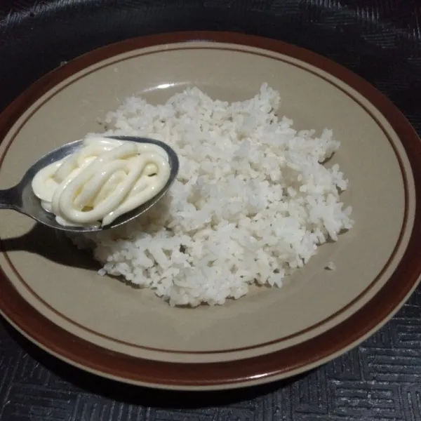 Siapkan nasi, lalu tambahkan mayonaise dan aduk rata, kemudian sisihkan.