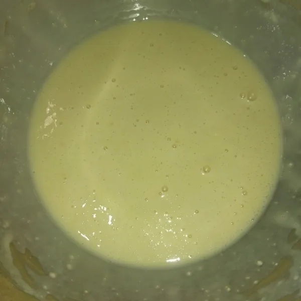 Kemudian masukkan campuran tepung tadi ke dalam susu, aduk hingga semua bahan tercampur rata, aduknya jangan terlalu kuat, karena poffertjes bisa bantat. Lalu istirahatkan adonan selama 20 menit.