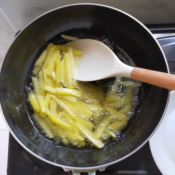 Goreng dalam minyak panas, sampai golden brown.kemudian tiriskan dan bairkan sushu ruang.