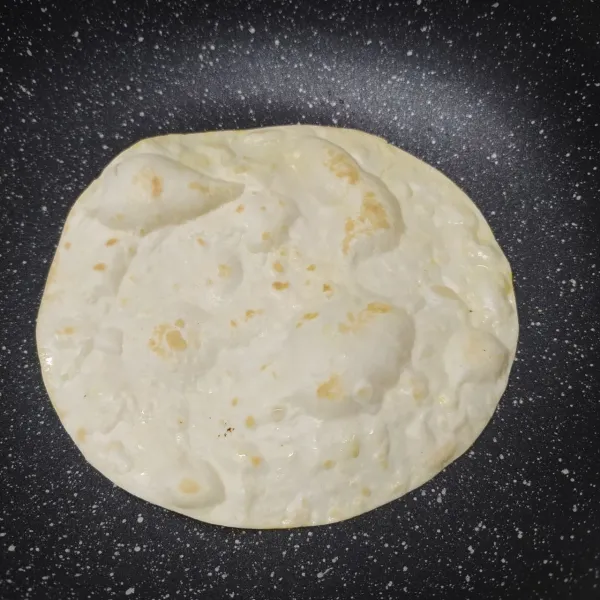 Oles pan dengan sedikit margarin, panggang tortilla sampai kecoklatan di kedua sisi.