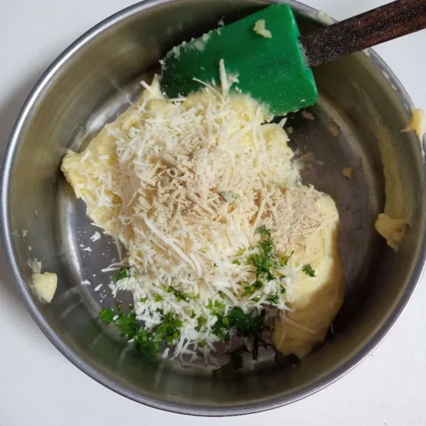 Campur kentang bersama keju, garam, lada bubuk, dan daun seledri. Aduk sampai tercampur rata.