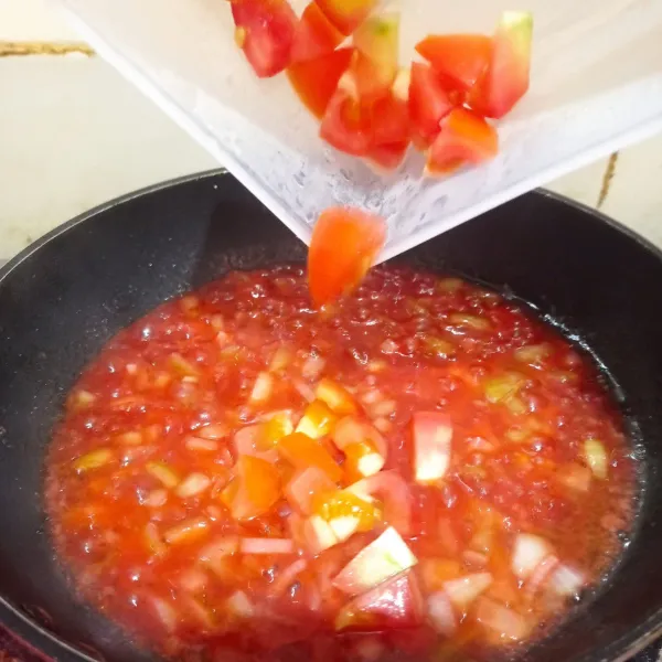 Kemudian tambahkan saos tomat, madu, air perasaan Jeruk nipis. Dan tambahkan potongan tomat. Masak dengan api kecil, sampai meletup-letup dan tomat lunak.