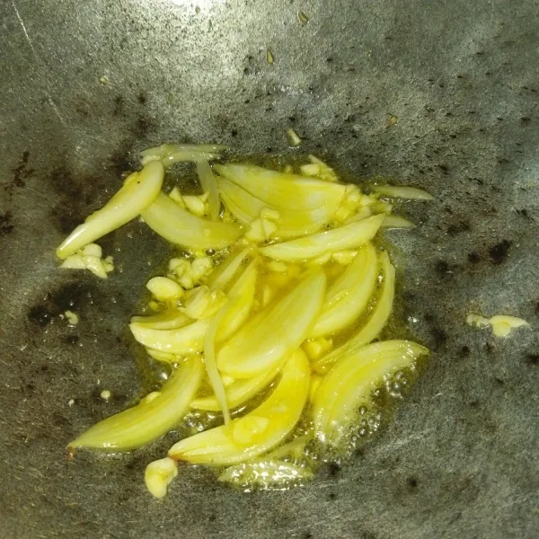 Topping : lelehkan margarin, tumis bawang bombay hingga layu.