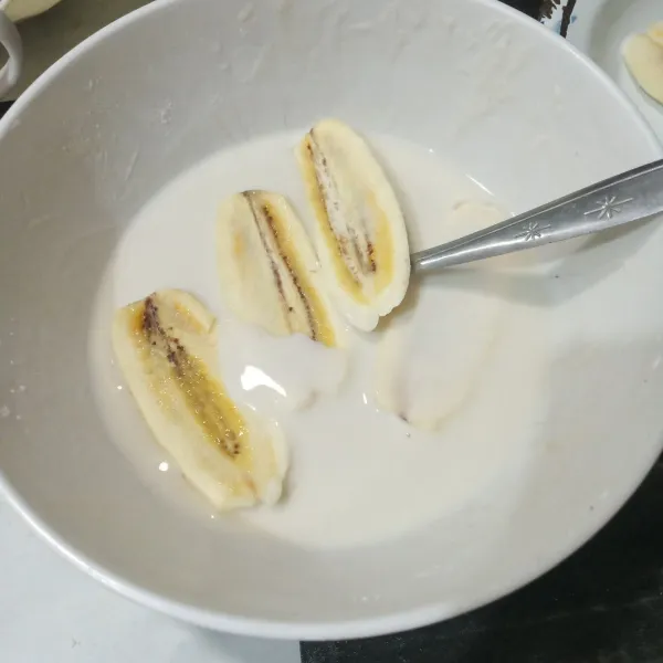 Celupkan pisang ke adonan tepung.