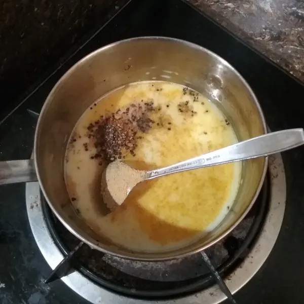 Masukkan larutan fiber creme, teh celup, gula aren, lada hitam bubuk, jahe bubuk, & kunyit bubuk ke dalam panci, aduk rata.