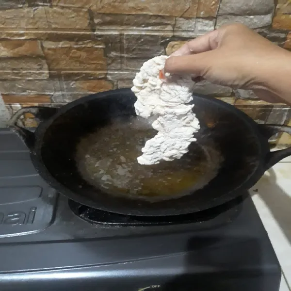 Goreng ayam dalam minyak panas hingga matang kecokelatan, lalu angkat dan tiriskan.