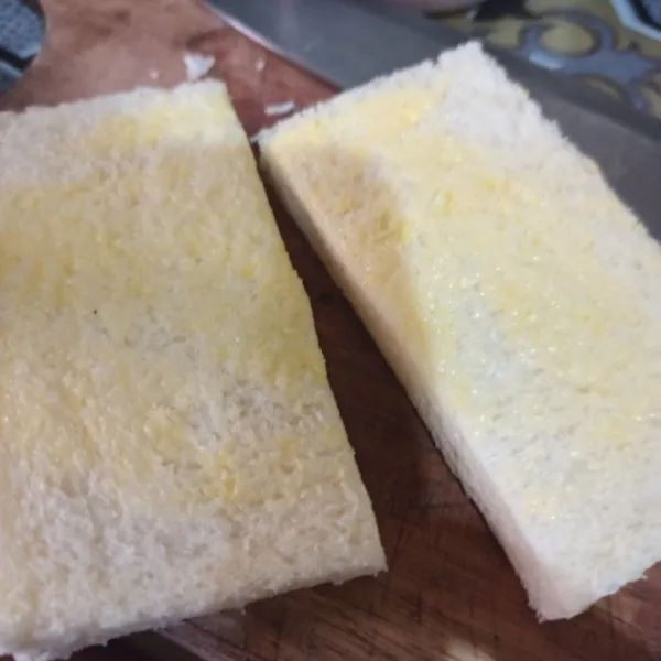 Ambil roti tawar, oles dengan butter margarin.