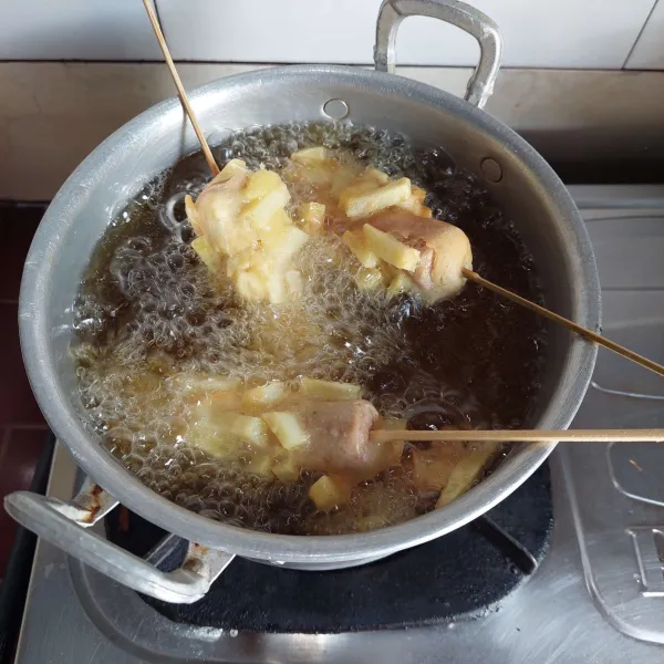 Panaskan minyak, lalu goreng sampai kecoklatan, angkat dan tiriskan. Hotang siap disajikan dengan saos sesuai selera.