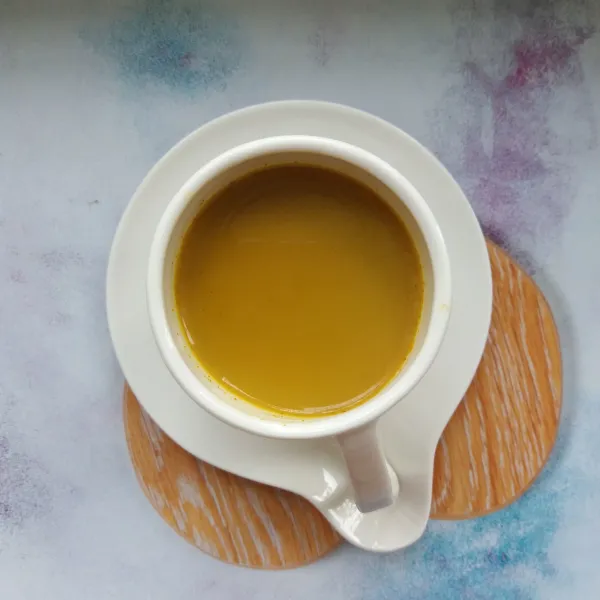 Tuang teh ke gelas saji, diamkan hingga hangat.