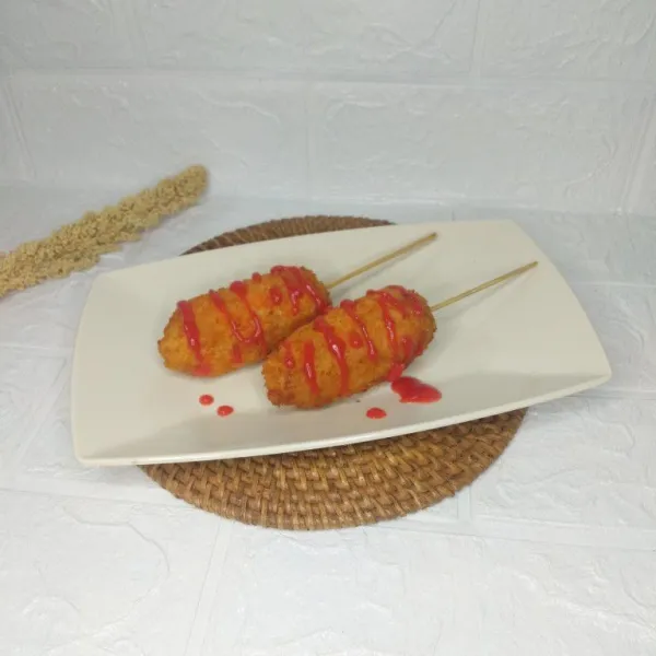 Tusuk dengan tusukan sate, lalu beri topping saus sambal dan siap disajikan.