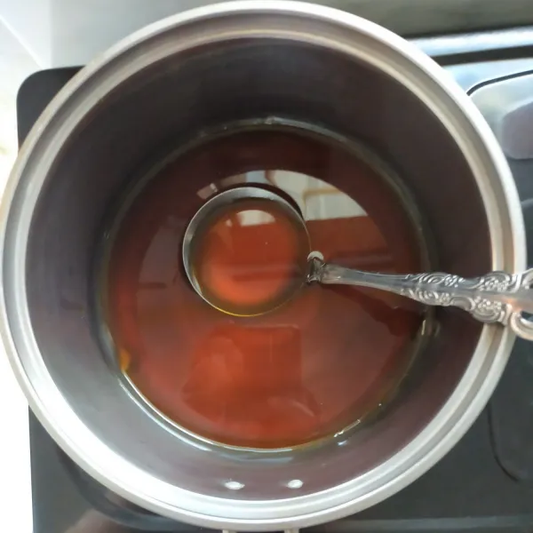 Untuk saus: didihkan air, masak gula merah sampai gula larut, lalu tambahkan kecap manis, aduk rata, masak hingga mendidih lalu matikan api. Sajikan dango dengan saus.