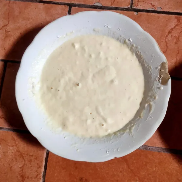 Diamkan adonan tepung selama 15 menit atau hingga mengembang.