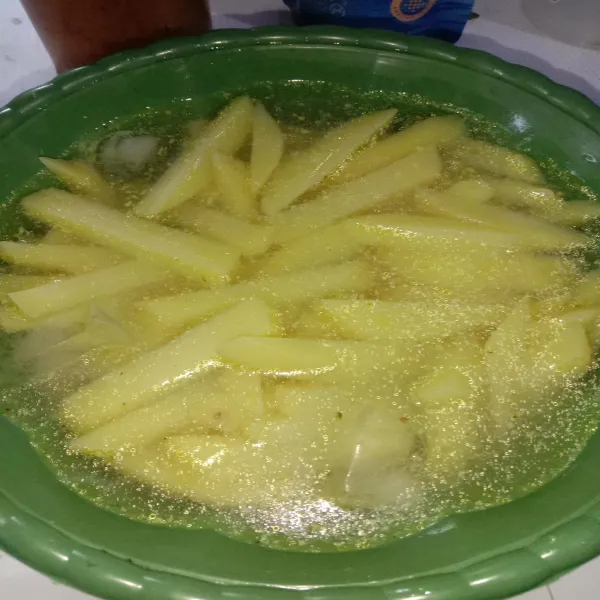 Rendam kentang dalam air es dan biarkan hingga kentang dingin, lalu tiriskan.