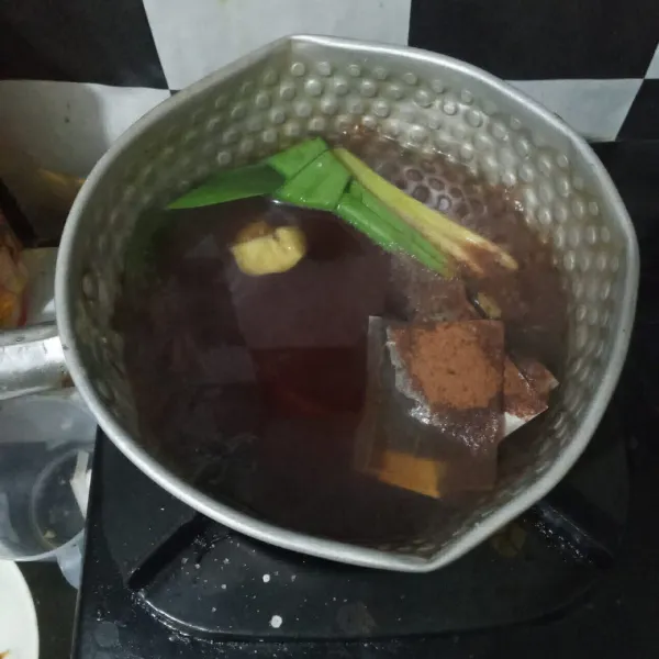 Masukkan teh kantong, kayumanis bubuk, gula aren dan kapulaga bubuk.