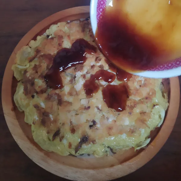 Letakkan di piring saji, olesi dengan saus okonomiyaki.