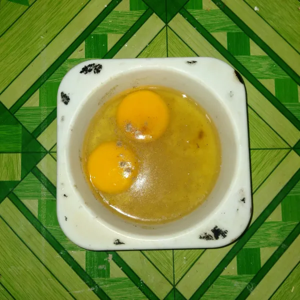 Siapkan telur, beri penyedap rasa dan merica bubuk lalu kocok rata.