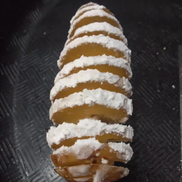 Campurkan tepung maizena dengan tepung terigu, lalu taburkan ke kentang.