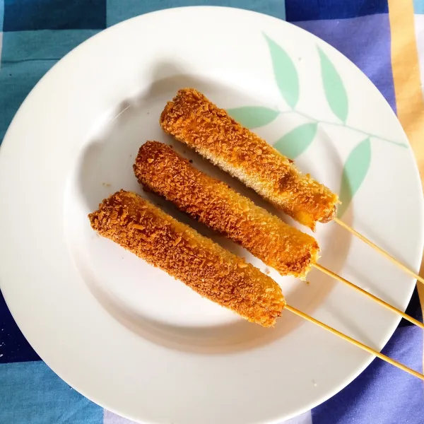 Jika sudah kuning kecokelatan, lalu angkat dan sajikan.