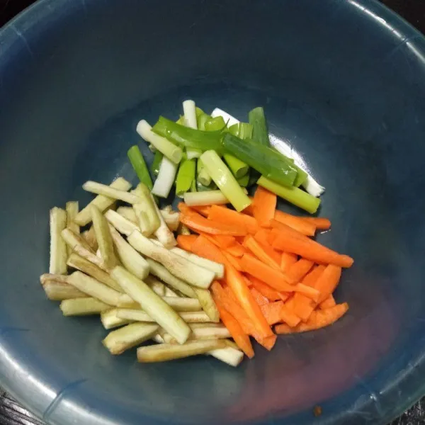Kupas dan potong-potong sayuran bentuk korek api.