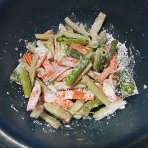 Aduk sayuran dengan tepung maizena.
