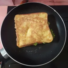 Panaskan frypan, olesi margarin. Panggang sandwich hingga matang kedua sisinya. 
Setelah matang, iris diagonal, tumpuk dan sajikan.