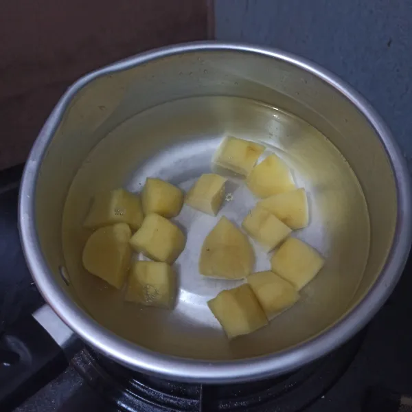 Didihkan air, rebus kentang hingga empuk.