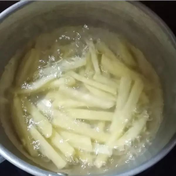 Rebus air, garam dan kaldu bubuk sampai mendidih. 
Masukkan kentang, rebus sekitar 7 menit. 
Tiriskan kentang, siram dengan air mengalir agar cepat dingin.