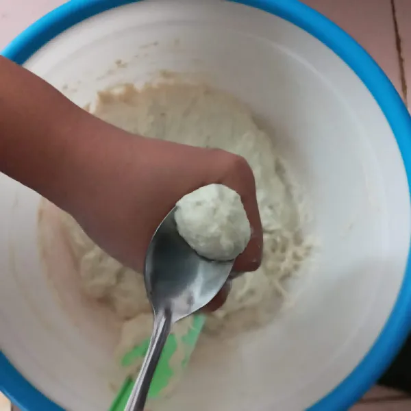 Bentuk bulat adonan menggunakan tangan, seperti membuat bakso dengan bantuan sendok basah.