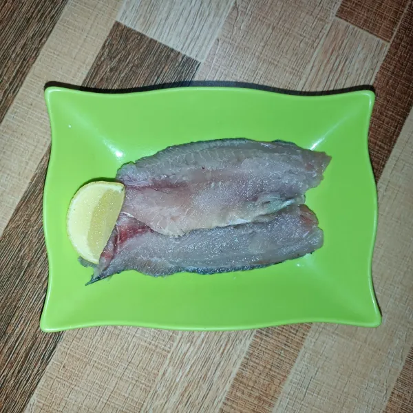 Fillet ikan beri secukupnya air lemon.