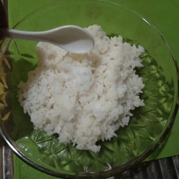 Siapkan nasi di mangkuk, lalu beri 1/4 sdt garam. Kemudian aduk rata dan sisihkan.