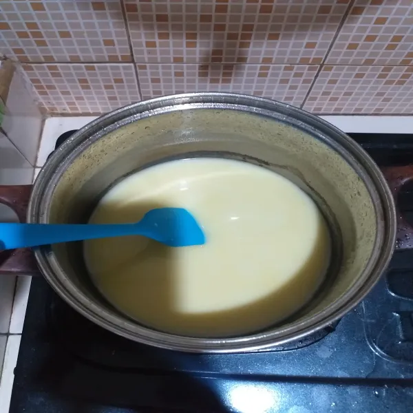 Panaskan mentega, tambahkan tepung terigu, aduk perlahan, tuang susu, aduk hingga mengental.