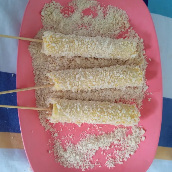 Lalu gulingkan di tepung roti.