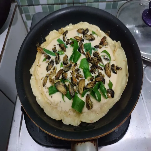 Beri topping oyster dan daun bawang, lalu masak dengan api kecil.