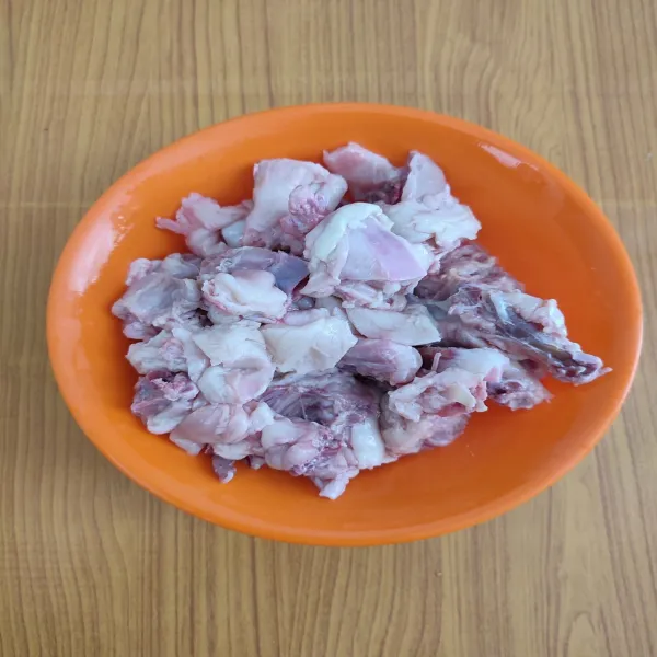 Cuci bersih ayam, lalu dada potong dadu dan daging ayam beserta tulang dipotong sedikit kecil. Setelah bersih, peraskan jeruk nipis. Sisihkan.