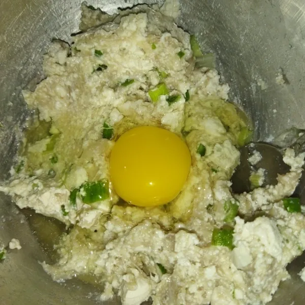 Tambahkan telur, aduk hingga semua bahan tercampur rata.