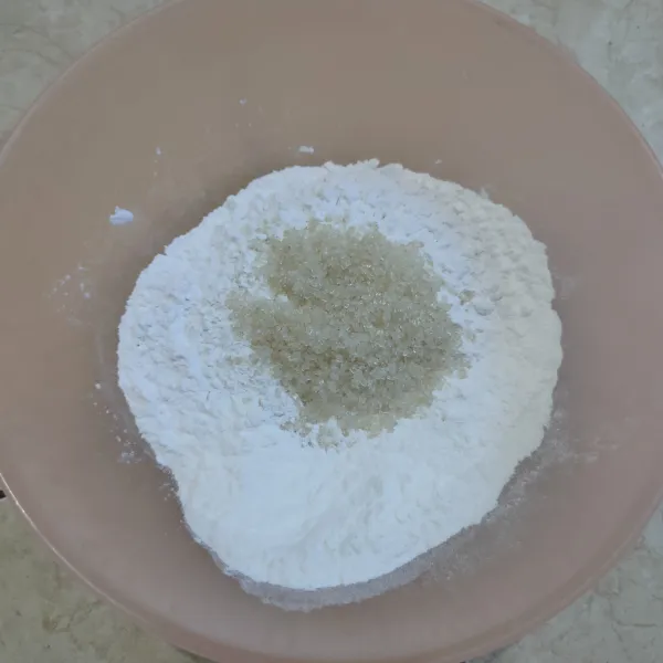 Campurkan tepung beras, tepung ketan dan gula pasir, aduk rata.