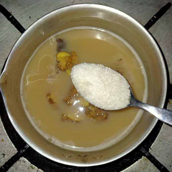 Beri gula pasir, aduk rata tunggu mendidih dan siap disajikan.