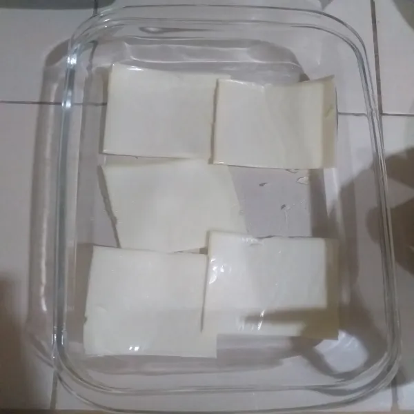 Tambahkan beberapa lembar keju slice di dasar nampan.