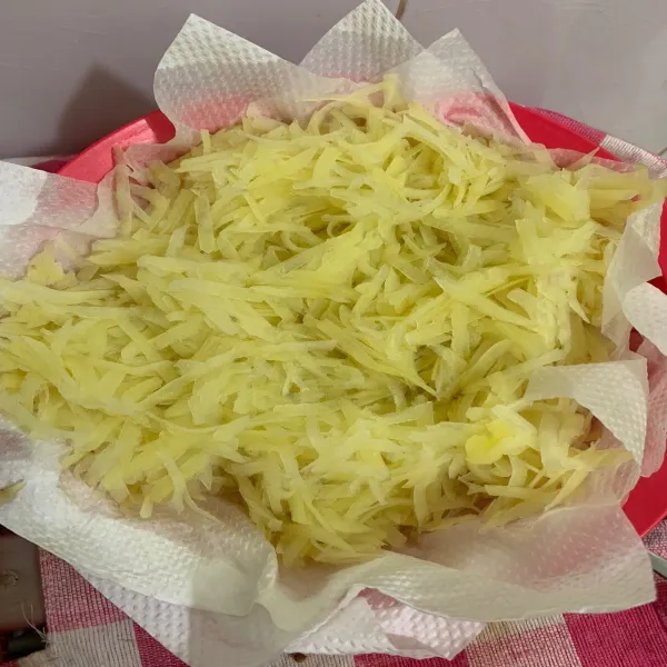 Angkat dan tiriskan kentang, letakkan kentang di atas tissue dapur sehingga air pada kentang terserap ke tissue.