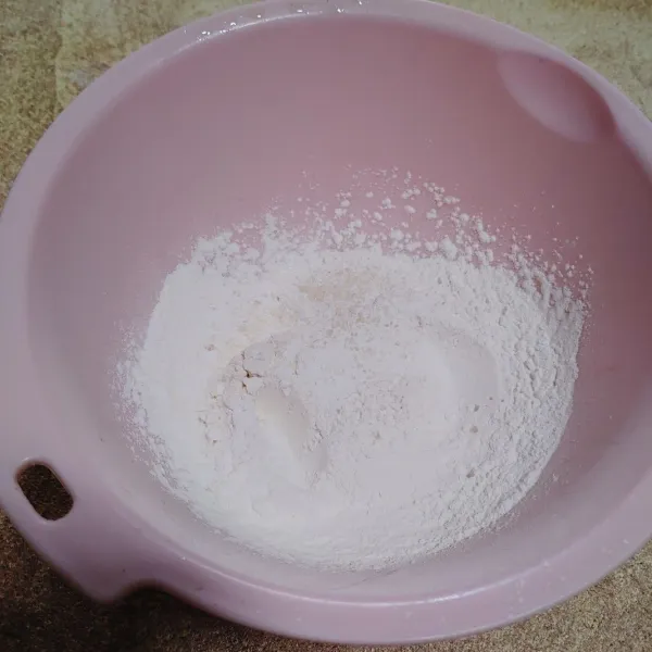 Campur jadi satu tepung ketan, tepung terigu, gula dan baking powder.