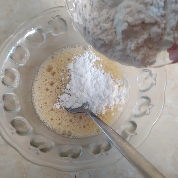 Masukkan tepung, garam, dan baking powder, lalu aduk rata.