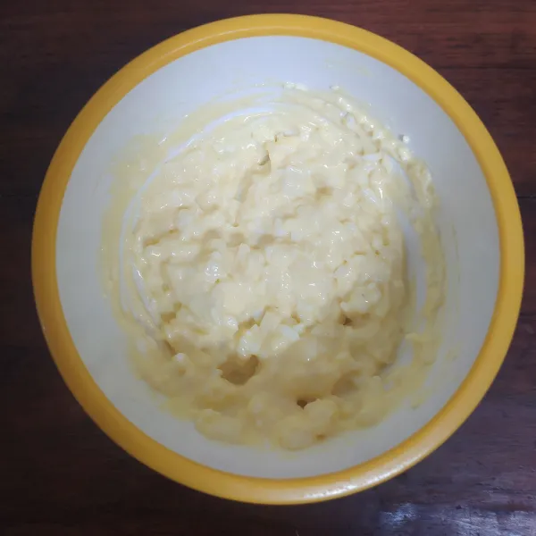 Cara membuat saus tar-tar, hancurkan telur rebus dengan garpu, masukkan bawang bombay cincang, mayonnaise, susu cair, perasan lemon, garam dan lada. Sisihkan.