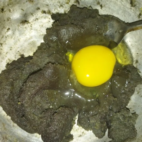 Setelah adonan dingin, masukkan telur, aduk hingga tercampur rata.