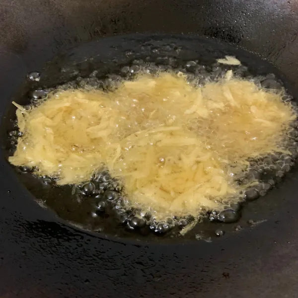 Siapkan minyak goreng, lalu goreng kentang hingga matang kuning keemasan. Kemudian angkat dan sajikan.