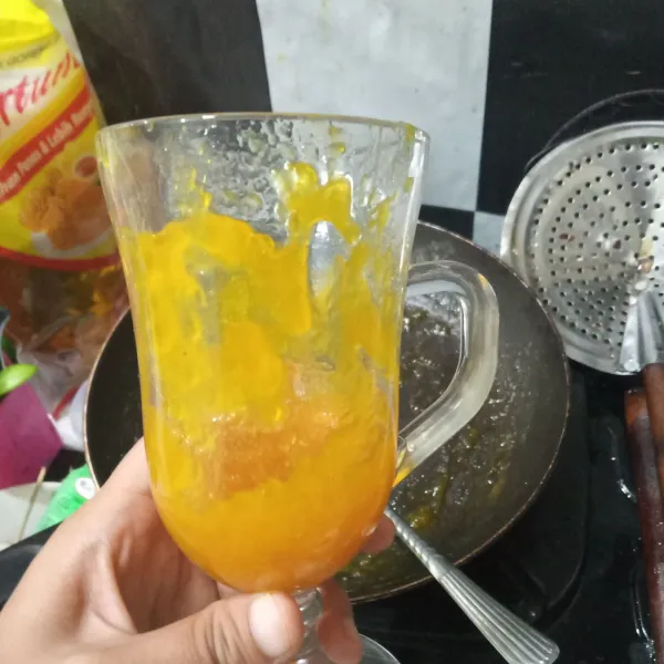 Ambil 2 sdm selai mangga, masukkan kedalam gelas sambil dioles-oles.