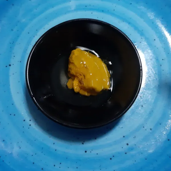 Campur mustard dan madu, lalu aduk rata.